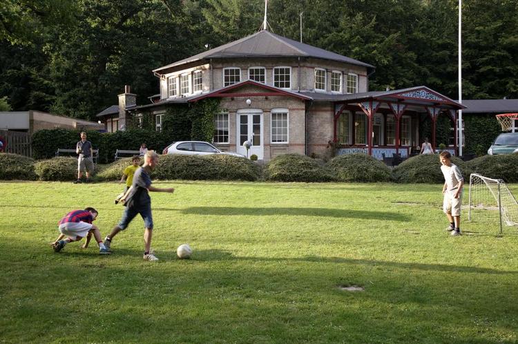 boldspil. Danhostel Aarhus har gode faciliteter til aktive gæster – for eksempel bordtennis, boldbaner og petanque. 