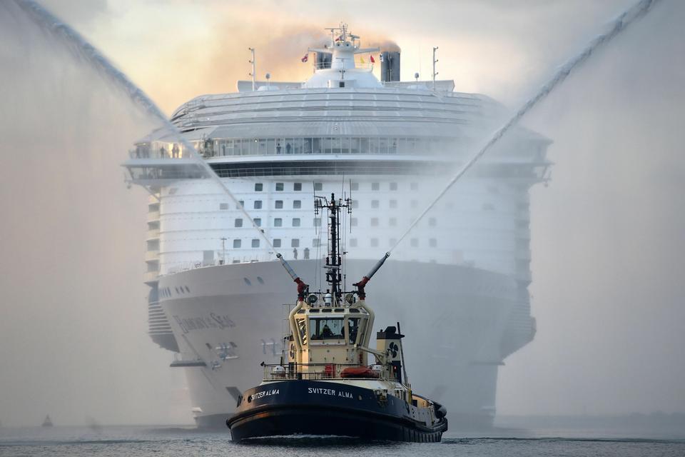 Havgigant. I næsten tre år har dette megaskib været undervejs på skibsværftet i franske St Nazaire. Nu er Harmony of the Seas, verdens største krydstogskib, stævnet ud og har lagt til i Southampton, hvorfra jomfrurejsen til Barcelona den 22. maj begynder. 