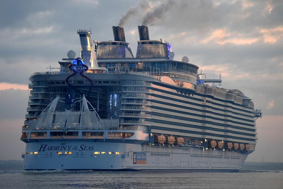 Førsteplads. Med Harmony of the Seas indtog på havet, ryger søsterskibene Allure of the Seas og Oasis of the Seas ned på 2. og 3. pladsen på listen over verdens største krydstogtskibe. 