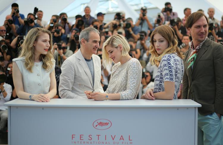 BUUUH. Olivier Assayas’ mærkværdige gyseragtige film skiller vandene i Cannes. Kristen Stewart, hvis præstation spænder fra 'bedste' til 'værste' ifølge anmelderne, ses her i midten, til højre for filmens instruktør. 