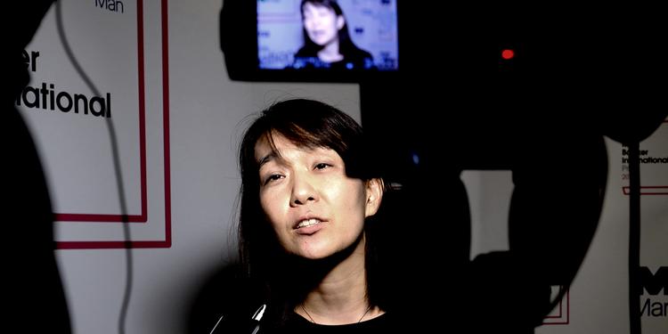 Dobbeltvinder. Indtil 2010 kunne oversætter Deborah Smith ikke et ord koreansk. I dag, 6 år senere, har hun vundet den prestigiøse litteraturpris Man Booker-prisen sammen med forfatteren Han Kang (på billedet) for dennes bog 'The Vegetarian'. 