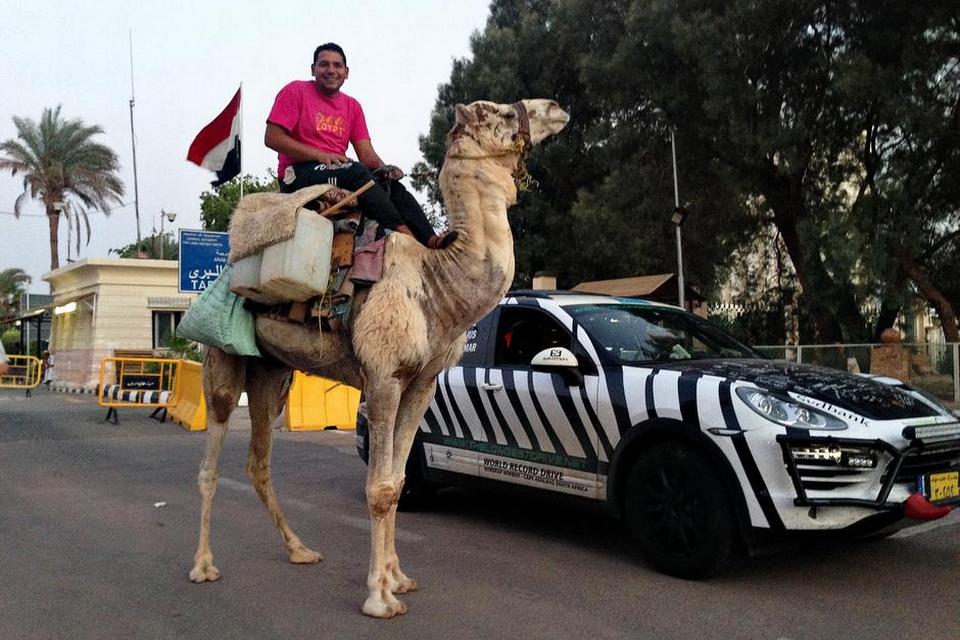 BESLÆGTEDE. To forskellige 'køretøjer' til turen gennem ørkenen. Kamelmanden i Egypten ville i øvrigt ikke bytte med Porschen. 