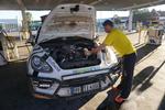 PLEJE. Den store Porsche får lige en liter olie undervejs. 