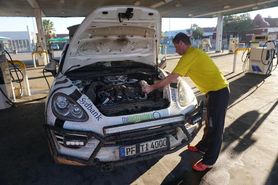 PLEJE. Den store Porsche får lige en liter olie undervejs. 