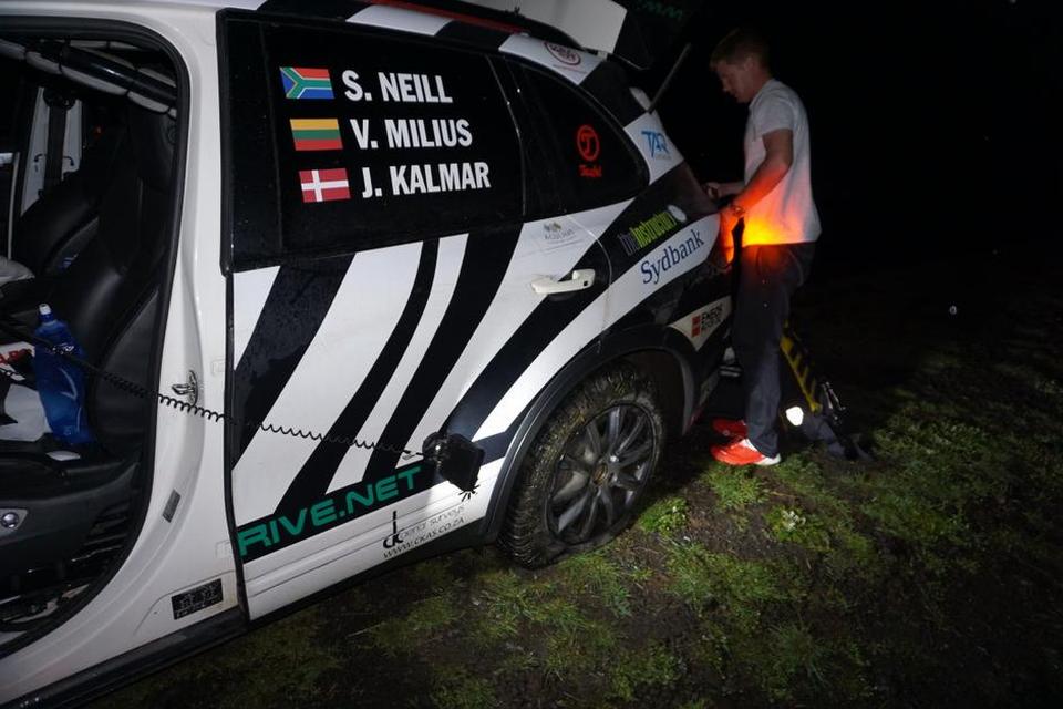 UHELD. En alvorlig punktering midt om natten i Etiopien kunne have stoppet turen. Holdet kom dog hurtigt videre takket være hurtig indsats fra en lokal hjælper. 