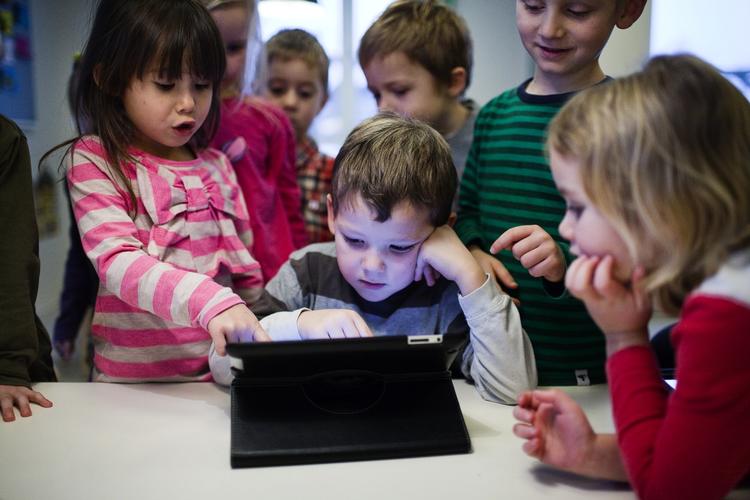 SIKKERHED. Unge og børn helt ned til børnehavealderen skal nu have sikret deres digitale færden. 