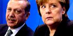 YTRINGSFRIHED. Tayyip Erdogan (tv) har fået retten til at nedlægge forbud mod at gengive satirikers smædedigt mod ham. Forbundskansler Angela Merkel har i forvejen tilladt at gøre det muligt at rejse straffesag mod komiker, der har gjort grin med den tyrkiske præsident. 