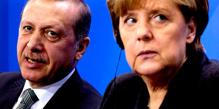 YTRINGSFRIHED. Tayyip Erdogan (tv) har fået retten til at nedlægge forbud mod at gengive satirikers smædedigt mod ham. Forbundskansler Angela Merkel har i forvejen tilladt at gøre det muligt at rejse straffesag mod komiker, der har gjort grin med den tyrkiske præsident. 
