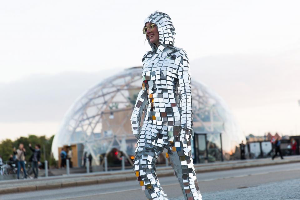 Roskilde festivalens hovedkurator og PhD Signe Brink Pedersen lagde rammerne om en fejring og debat af midlertidige strategier om kunst og kulturs betydning for byens rum og byudvikling til Making the City - Temporary Encounters. Dreamcatcher/Senna (PL) og Iceage var blandt indslagene. 