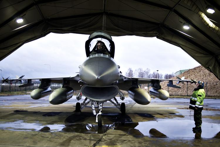 Konflikt. Nato overvejer at opruste nær Rusland, men hvordan spiller Nato med musklerne uden at virke for truende? 