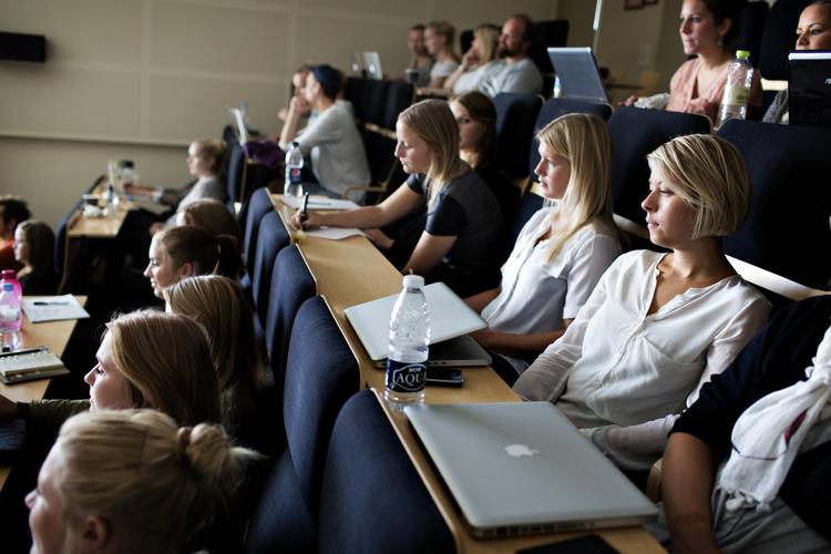 Uddannelsesvalg. Det er stadig sådan, at Mads bliver maskinmester, mens Sanne bliver sygeplejerske. På trods af årtiers debat om det kønsopdelte arbejdsmarked flytter unges studievalg sig kun langsomt. 