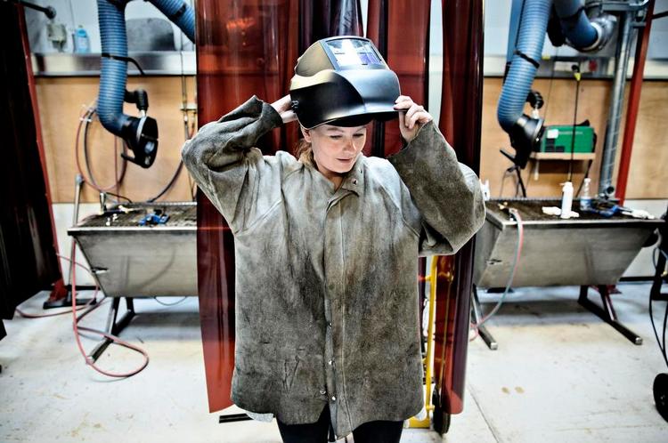 Mønsterbryder. I søværnet har Cecilie lært at svejse, fræse og dreje - håndværk, hun også skal bruge på sin uddannelse her på Maskinmesterskolen København. 