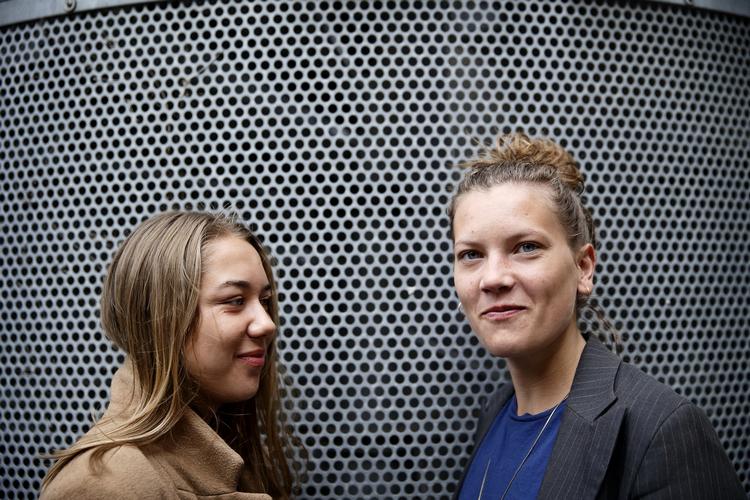 INTERESSE. Salka Stougaard (tv.) og Frida Krogh går i 3.g. på Christianshavns Gymnasium, hvor de har engelsk og spansk på A-niveau og samfundsfag på B-niveau. Når de skal videre i uddannelsessystemet, har de ingen planer om at søge optagelse på et it-relateret studie. 