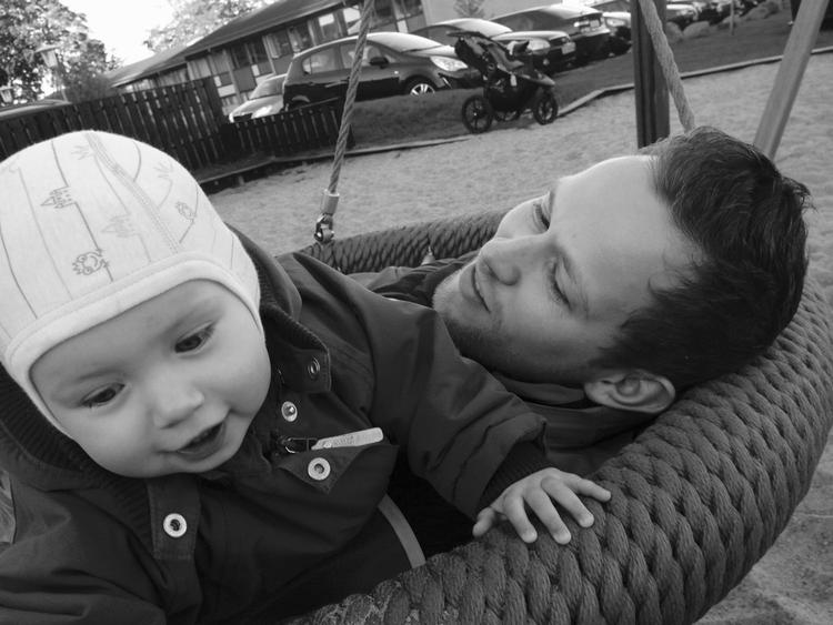 Lykkelig. Forhåbentlig kan der inden længe blive to børn, der leger med Lasse Jarlskov Bøgelund i gyngen. Nu er det i hvert fald ikke længere politikerne, der spænder ben for, at han og hans kone kan gøre Clara til storesøster. 