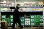 indkøb. Det kan være svært at finde de rigtige varer på hylderne i supermarkedet, hvis man er dement. 