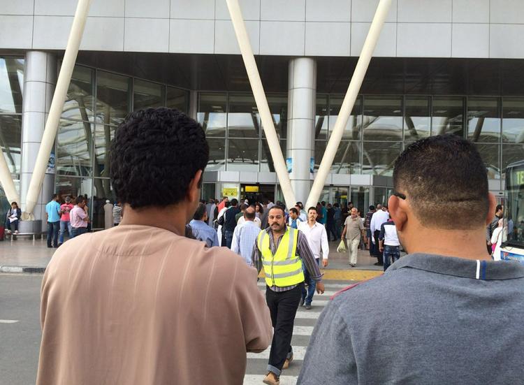 SAVNET. Egyptere venter på nyt om det forsvundne fly ved ankomsthallen i Kairos lufthavn. 