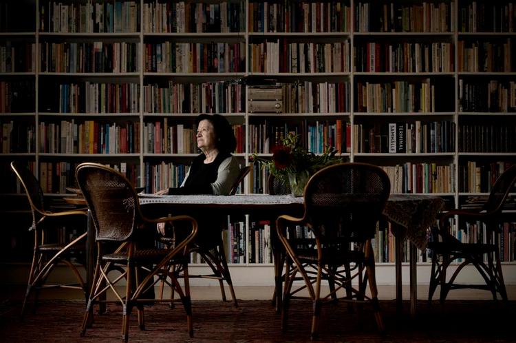 Storkøb. Det eneste, som Kirsten Thorup nyder at købe, er bøger, som hun både køber hos boghandleren og på nettet, der har gjort det meget nemmere få fat i udenlandske bøger. Foto: Peter Hove Olesen 