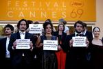 smokingaktivisme. Brasilianske skuespillere bruger spotlyset på den røde løber til at gøre opmærksom på den anstrengte politiske situation i hjemlandet. 