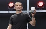 SNAK. Mario Queiroz fra Google viser den lille Google Home-højttaler frem. Med dens indbyggede Google Assistant vil du kunne styre alt fra musikafspilning over lyset i hjemmet til indkøb - og så kan den også svare på spørgsmål via Google-søgninger (Foto: AP Photo/Eric Risberg). 