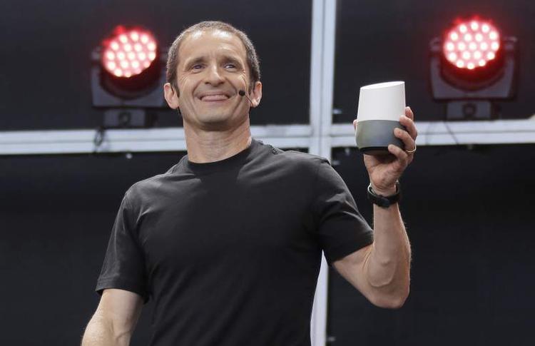 SNAK. Mario Queiroz fra Google viser den lille Google Home-højttaler frem. Med dens indbyggede Google Assistant vil du kunne styre alt fra musikafspilning over lyset i hjemmet til indkøb - og så kan den også svare på spørgsmål via Google-søgninger (Foto: AP Photo/Eric Risberg). 