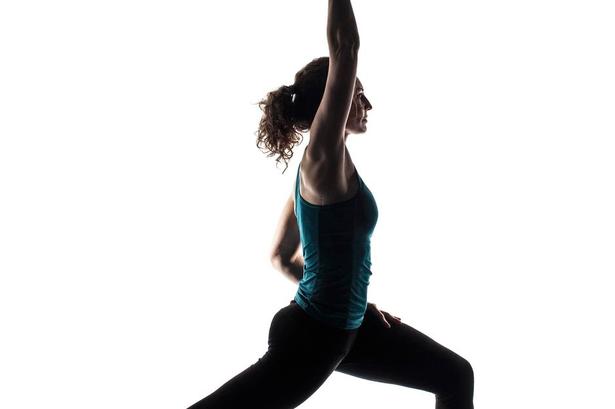 LÅRET. På en udånding lægger du venstre hånd på låret. Din højre arm, der stadig er strakt mod himlen, strækker du ud mod venstre, langs højre øre, så du får et stræk af hele siden og hoftebøjeren. Foto: Rune Pedersen 