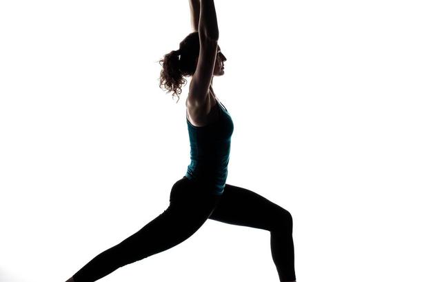 HØJT. På en indånding skubber du ned gennem den forreste fod, så du har overkrop og arme lodret. Nu står du i en såkaldt high lunge. Foto: Rune Pedersen 