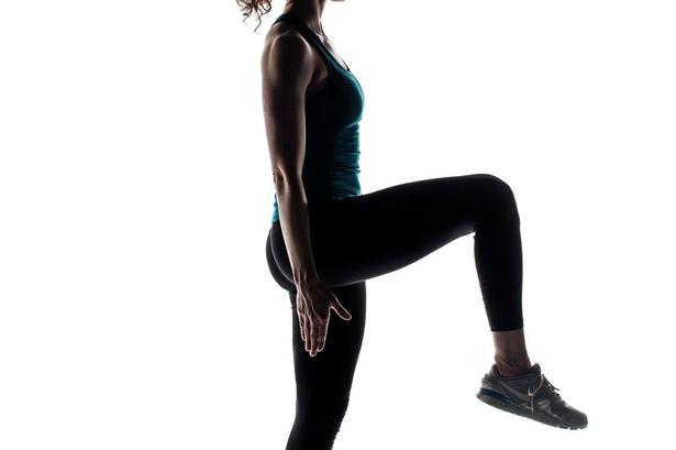 KNÆLØFT. På indånding løfter du højre ben frem igen til 90 grader og sætter fodsålen i gulvet. Hele sekvensen gentages med start på venstre ben. Laves 3-10 gange efter behov. Foto: Rune Pedersen 