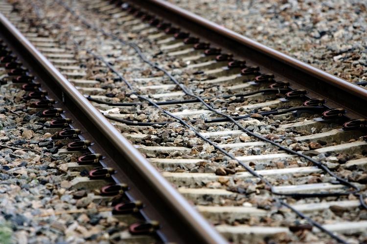 TOGDRIFT. Siden pinsen har der ikke kørt tog mellem Nyborg og Odense. Men fra i morgen eftermiddag kl. 14 forventer Banedanmark, at de danske togrejsende atter kan komme tværs over Østfyn med tog. 