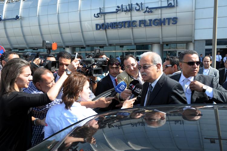 FLY. Ministerpræsident Sherif Ismail taler med journalister om den savnede EgyptAir-maskine ud for lufthavnen i Kairo. 