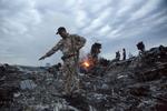 Efterforskning. Resterne af MH17-flyet fra Malaysia Airlines blev fundet omkring landsbyen Grabovo i Ukraine for knap to år siden. Alle ombord blev dræbt. Foto: Dmitry Lovetsky/AP 