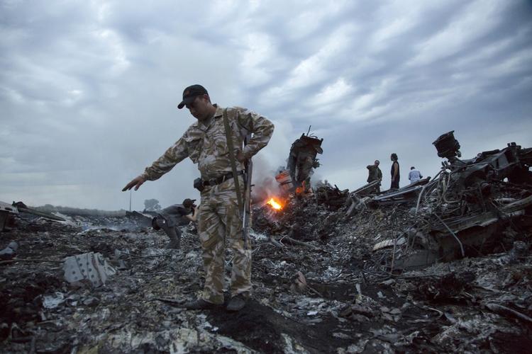 Efterforskning. Resterne af MH17-flyet fra Malaysia Airlines blev fundet omkring landsbyen Grabovo i Ukraine for knap to år siden. Alle ombord blev dræbt. Foto: Dmitry Lovetsky/AP 