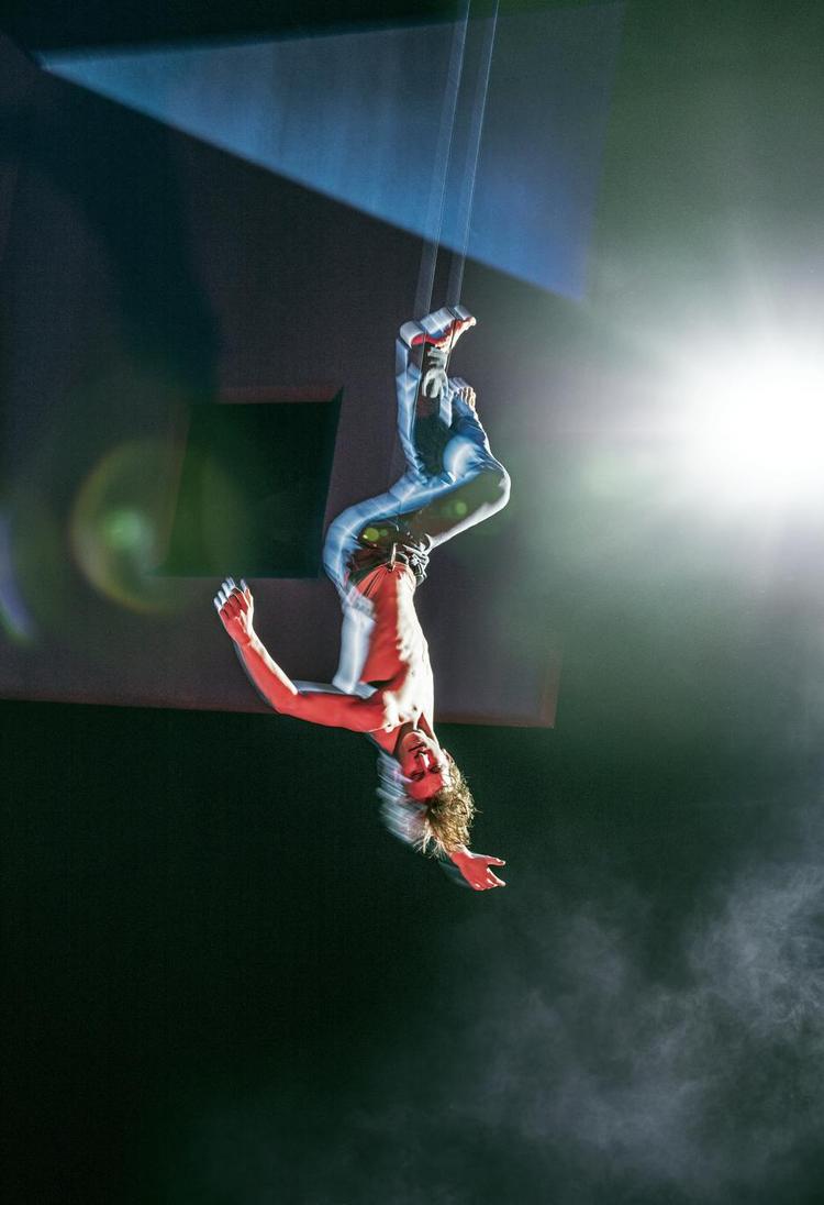 Lufttur. ’Rystet spejl’ foregår ikke kun som dans på Skuespilhusets scene. Store mængder scenografiske virkemidler tages i brug – og balletdanseren Tobias Praetorius (foto) svæver endda gennem scenerummet. 