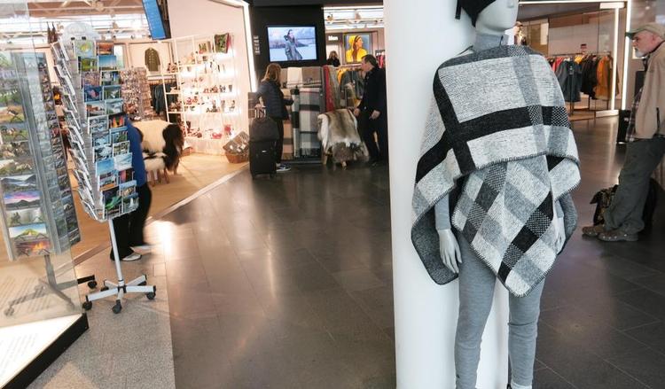 udvalg. Lokale islandske tøjmærker er rigt repræsenteret i Keflavik-lufthavnens butikker. Foto: Allan Graubæk 