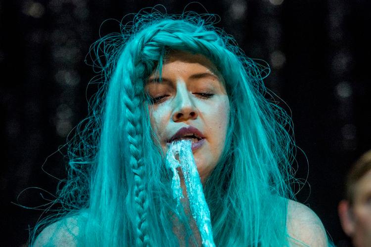 Glad? Er vi danskere virkelig så lykkelige, som hele verden tror? Det undersøger Teater Katapult i forestillingen ’Happy Nation’. Pr-foto: Jens Peter Engedal 