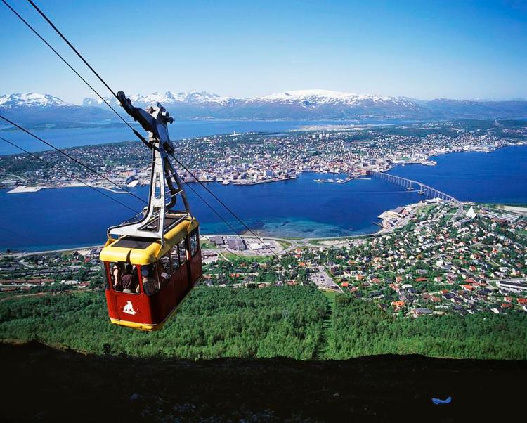 aftentur. Det er en speciel oplevelse at tage med Fjellheisen i aftensolen til udsigtspunktet Storsteinen. Foto: Visitnorway.com 