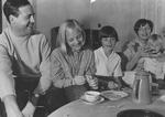 Arkiv. Familien Rifbjerg - Inge Rifbjerg til højre med barn på skødet. 