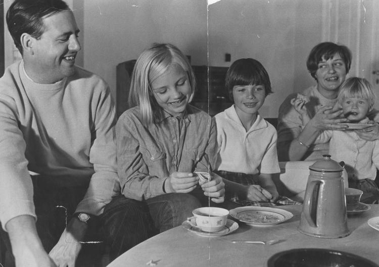 Arkiv. Familien Rifbjerg - Inge Rifbjerg til højre med barn på skødet. 
