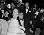 1957. Filmproducer Michael Todd og skuespiller Elizabeth Taylor fotograferet på Cannes-festivalen i 1957. 