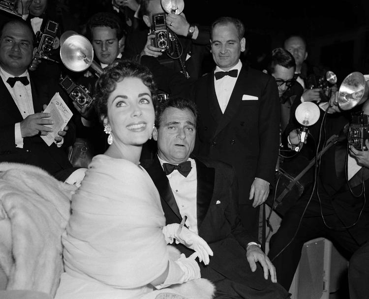1957. Filmproducer Michael Todd og skuespiller Elizabeth Taylor fotograferet på Cannes-festivalen i 1957. 