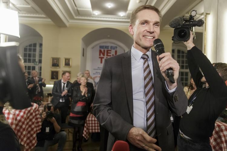 Løfte. Dansk Folkepartis EU-frontfigur, Morten Messerschmidt gav ved EU-afstemningen i december 2015 vælgerne et løfte om, Danmark stadig ville være en del af Europol, hvis nej-siden vandt. Dette løfte såes der nu tvivl om. Her ses partiformanden, Kristian Thulesen Dahl, til partiets valgfest i forbindelse med EU-afstemningen i december, 