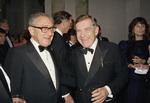 Stjerne. Her ses Morley Safer sammen med Henry Kissinger i 1988. 