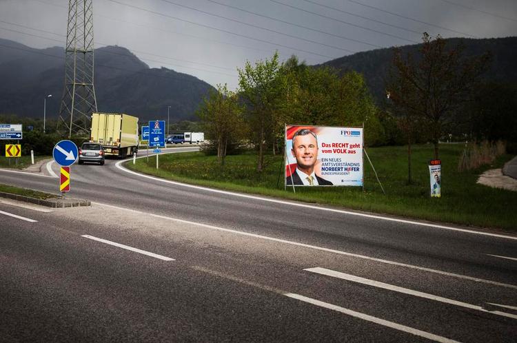 Smil. Norbert Hofer fører i meningsmålingerne, men bag hans valgplakat trækker mørke skyer op. 