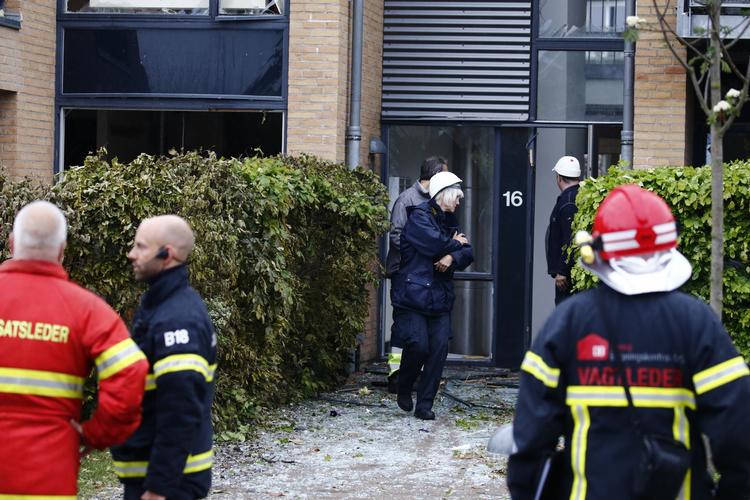 Gaseksplosion. I Lyngby er fire personer kommet til skade og 50 personer evakueret efter en gaseksplosion. 