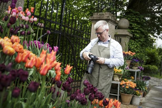 Have-guru. Claus Dalby har skrevet mere end 20 bøger om haver og blomster, han har mere end 74.000 følgere på Instagram, næsten 64.000 følgere på Facebook, og han blogger i et omfang, så firmaet Bosch for et par år siden kårede ham til at være den mest indflydelsesrige haveblogger, ikke bare i Danmark, men i hele Europa. 
