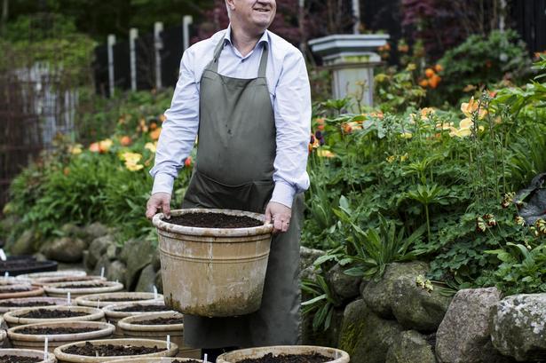 Når Claus Dalby få gange om året åbner sin have for besøgende, ønsker tusindvis at deltage i lodtrækningen om at blive lukket gennem porten 