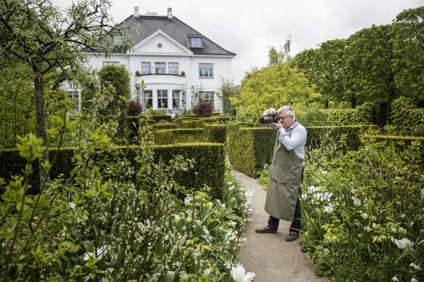 Har fået Havekulturfondens Hæderspris i 2010 for sit smittende haveengagement. 