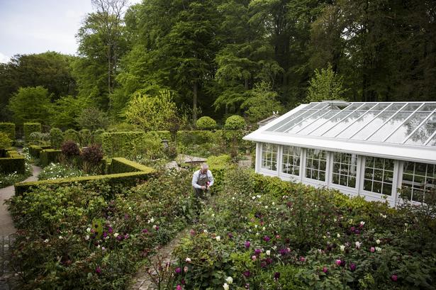 Dalby har tre gartnere ansat, for at kunne holde den frodige have flot. I øjeblikket er der tilmed tre praktikanter. 