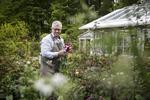 »Dette er ’A real plantsman’s garden’. Du har fingrene nede i jorden her. Mange køber deres planter i havecentre, og det er fint. Men her får du jord under neglene og fred i sjælen. Her prikler vi – sår og deler planter. Det er der ikke mange store haver, der gør mere. Jeg tror efterhånden kun, det er på Egeskov, de også laver den slags«. 