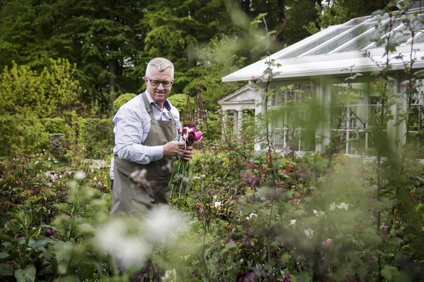 »Dette er ’A real plantsman’s garden’. Du har fingrene nede i jorden her. Mange køber deres planter i havecentre, og det er fint. Men her får du jord under neglene og fred i sjælen. Her prikler vi – sår og deler planter. Det er der ikke mange store haver, der gør mere. Jeg tror efterhånden kun, det er på Egeskov, de også laver den slags«. 