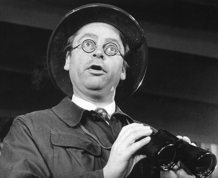 Ornitologen. Når man ser den sene Dirch Passer, eksempelvis i ornitologsketcerne, står talentet i skyggen af manerer og rutine. 